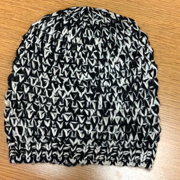 ❄️ Old Navy black and white beanie ❄️ - Picture 1 of 2